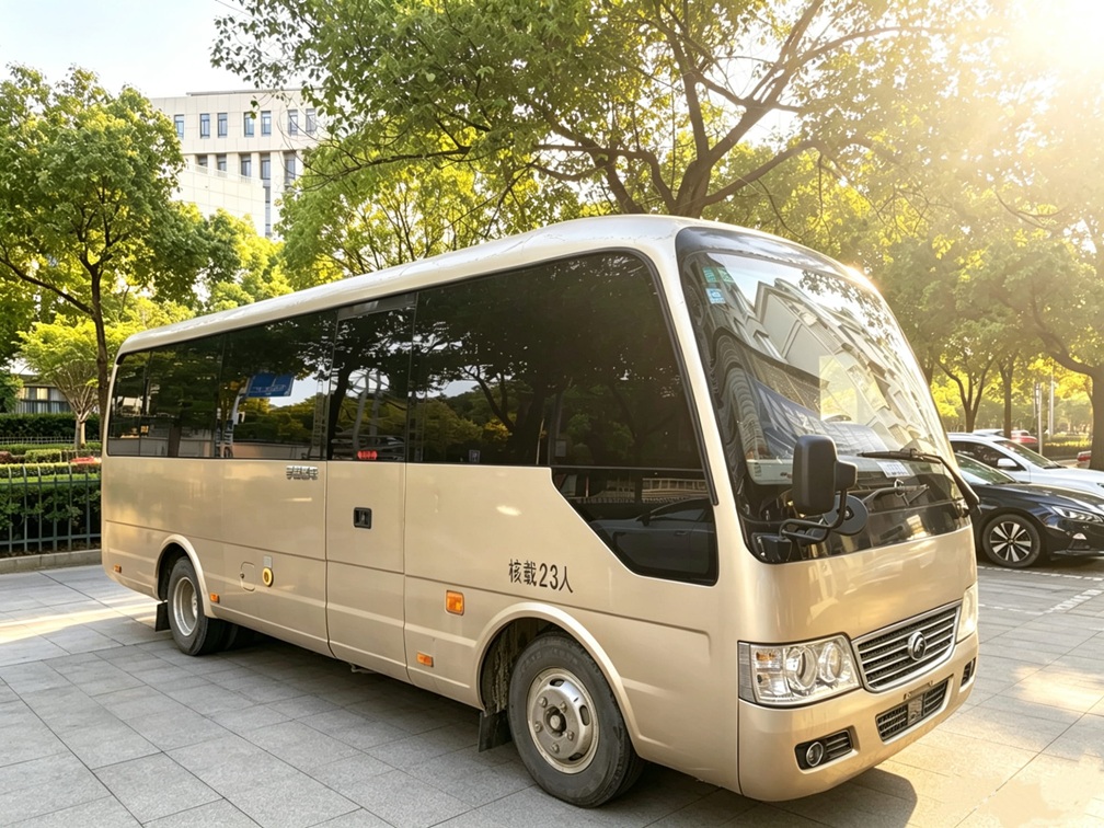 华哥劳务金色中巴通勤车，车内配有中央空调